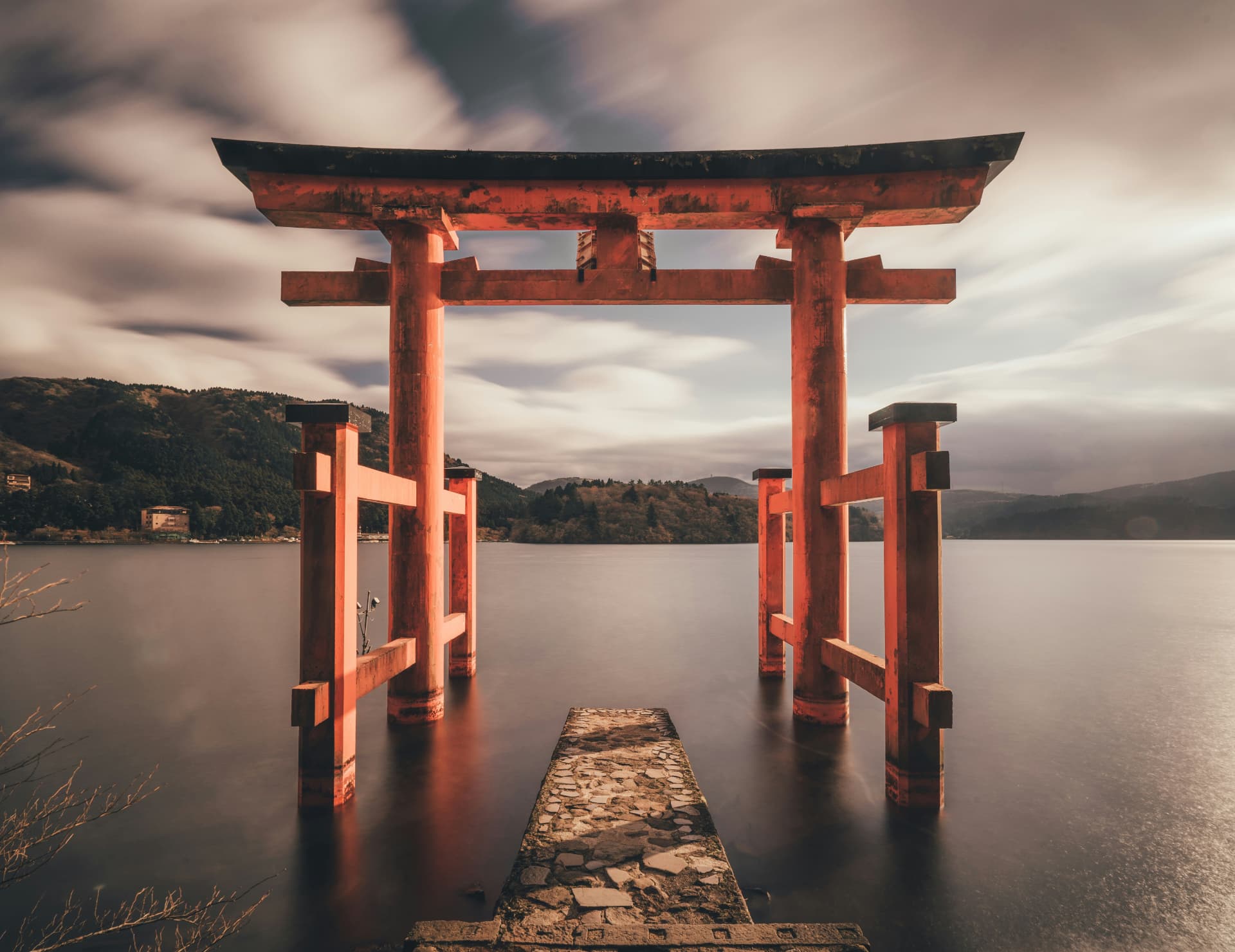Portal de madeira sobre um lago calmo, ao amanhecer